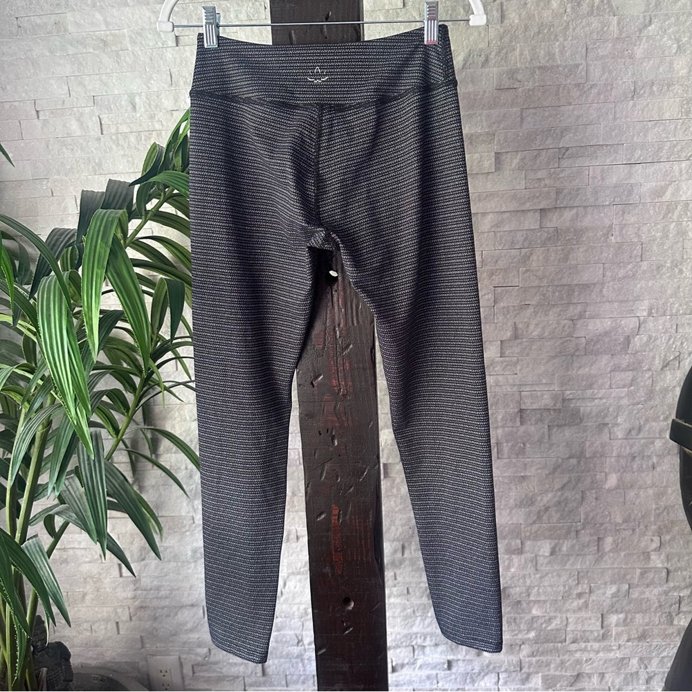 BEYOND YOGA Line Dot Black White Leggings Size Large